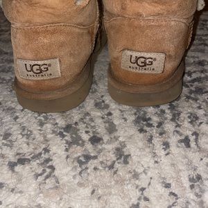 Short button uggs. Kids size 3.